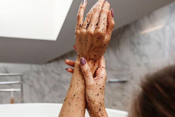 5 Cara Membuat Hand Scrub Alami untuk Eksfoliasi Kulit Tangan