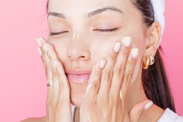 5 Rutinitas Skincare Pagi dan Malam untuk Area Dagu