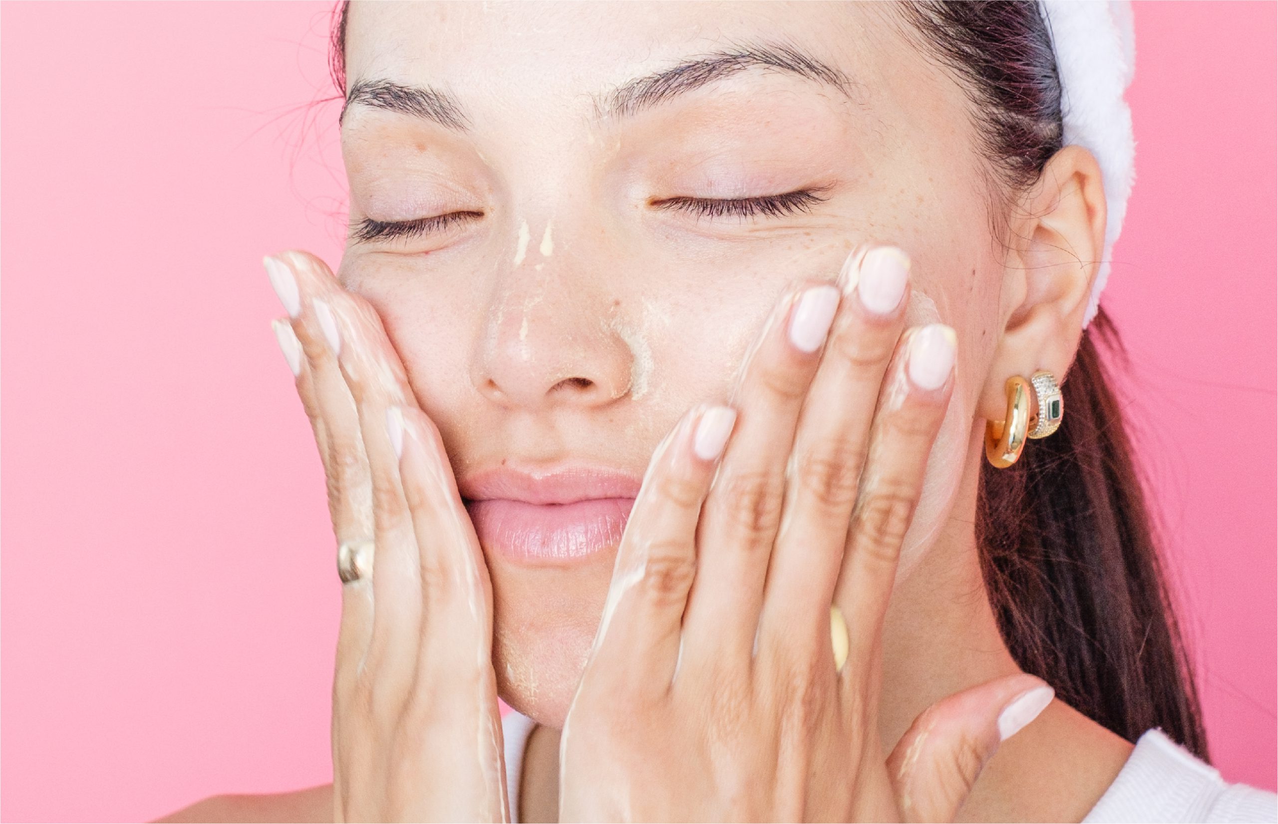 5 Rutinitas Skincare Pagi dan Malam untuk Area Dagu