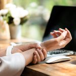 10 Tips Melindungi Tangan saat Bekerja di Depan Komputer
