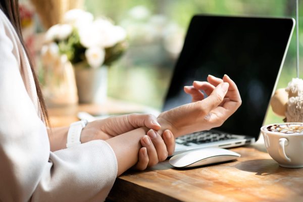10 Tips Melindungi Tangan saat Bekerja di Depan Komputer