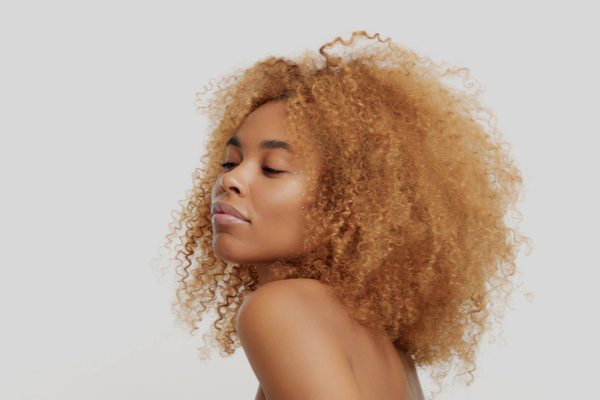 10 Cara Merawat Rambut Setelah Keriting atau Bleaching