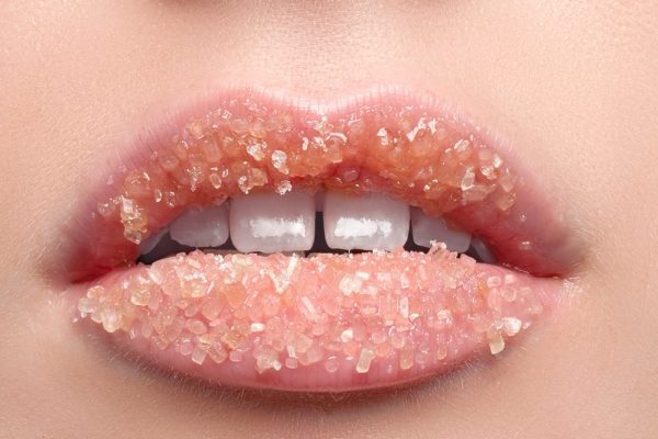 7 Kebiasaan Sehari-hari yang Bisa Mencerahkan Warna Bibir